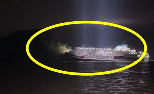 19일 오후 8시 17분께 전남 신안군 장산도 남방 족도에 여객선 퀸제누비아2호가 좌초돼 해경이 구조 작업을 벌이고 있다. 2025.11.19 / 사진=목포해경, 연합뉴스