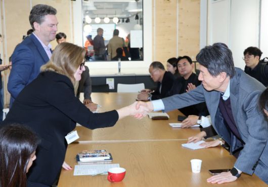 이강덕 경북 포항시장이 지난 10월 13일(현지시간) 영국 런던의 UCL을 방문해 재키 글라스 더 바틀렛 단과대학장, 마크 매슬린 교수, 프리티 퍼리크 교수, 케이코 츠네기와 교수 등과 인사를 나누고 있다. 뉴스1