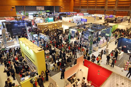 제24회 서울카페쇼가 19일, 서울 삼성동 코엑스에서 ‘한 잔에 담긴, 더 큰 커피 세상’이라는 주제로 개막했다. 관람객들이 다양한 부스를 돌며 커피를 시음하고 있다. 사진=박범준 기자