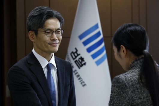 박철우 신임 서울중앙지검장이 21일 오전 서울 서초구 서울중앙지방검찰청에서 열린 제66대 서울중앙지방검찰청 검사장 취임식에서 직원들과 인사를 나누고 있다. 뉴스1