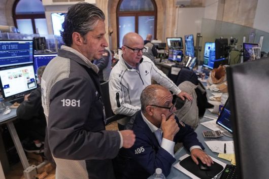 뉴욕 증시 3대 지수가 21일(현지시간) 일제히 반등했다. 그러나 인공지능(AI) 관련주들은 뒷심 부족 속에 약세를 이어갔다. AP 연합