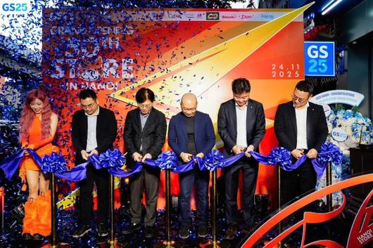 GS25 베트남 관계자들이 지난 24일 하노이에서 열린 GS25 50번째 매장 개점식에서 기념 리본을 커팅하고 있다. GS25 베트남 제공