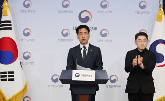 김민재 행정안전부 차관이 26일 오전 서울 종로구 정부서울청사 별관에서 지방의원 임기만료 전 외유성 공무국외출장 방지 대책 브리핑을 하고 있다. 행정안전부는 지방의회의원 임기가 내년 6월 만료됨에 따라 단순 외유성 공무국회출장이 증가하는 것을 방지하기 위해, 이를 금지하는 내용 등을 담은 지방이회의원 공무국외출장 규칙 표즌 개정안을 전 지방의회에 권고한다고 밝혔다. /사진=뉴시스화상