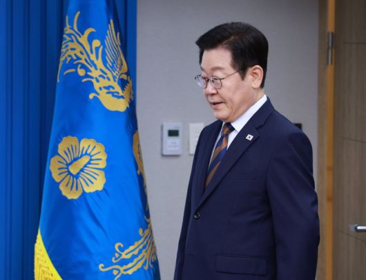 이재명 대통령이 27일 서울 용산 대통령실 청사에서 열린 수석보좌관회의에 입장하고 있다. 사진=뉴시스