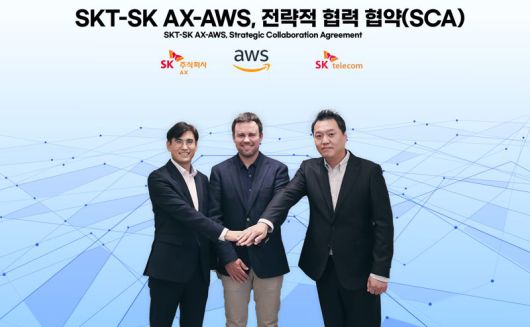 신장수 SK AX 클라우드 부문장(왼쪽부터), 크리스 케이시 AWS 아시아태평양 및 일본(APJ) 파트너쉽 총괄, 허민회 SK텔레콤 AI 클라우드 담당이 전략적 협력 협약(SCA) 체결 후 기념촬영을 하고 있다. SK텔레콤 제공