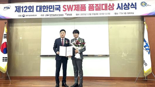 김창희 안랩 제품기획본부 본부장(오른쪽)과 손승현 한국정보통신기술협회장이 지난 25일 경기 분당에 위치한 한국정보통신기술협회 사옥에서 '제12회 SW 제품 품질대상' 시상식을 마치고 기념 촬영을 하고 있다. 안랩 제공