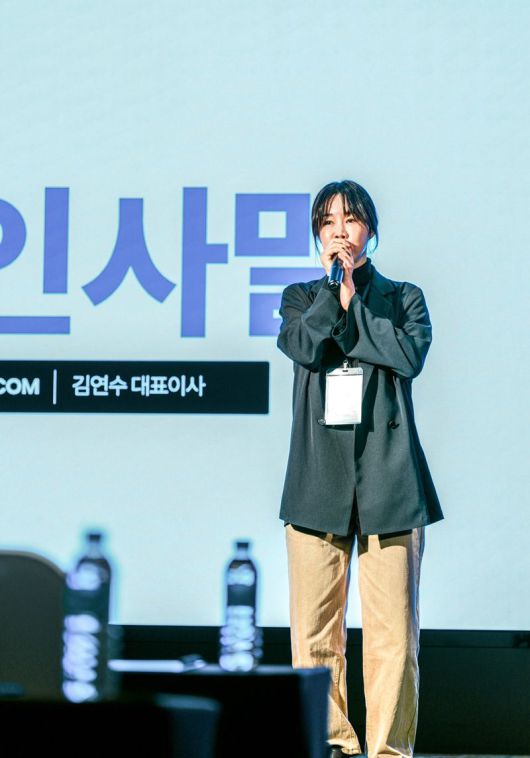 한컴이 개최한 AI 업무 혁신 전략 세미나 ‘Smart Work with AI 2025’에서 인사말을 전하는 한컴 김연수 대표. 한컴 제공