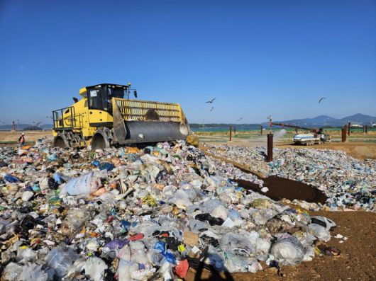 지난달 28일 수도권매립지 제3-1매립장 갈색 토양 위로 가죽 신발과 옷가지, 과자, 미처 걸러지지 않은 플라스틱 물병 등이 쌓여있는 모습. 2024.06.05. /사진=뉴시스