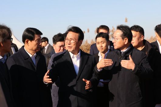 김민석 국무총리가 21일 인천 서구 수도권매립지를 방문, 3-1매립장 위생매립 현황 및 2매립장 상부공간 활용대책에 대해 브리핑을 받으며 유정복 인천시장 및 참석자들과 대화하고 있다. 뉴시스