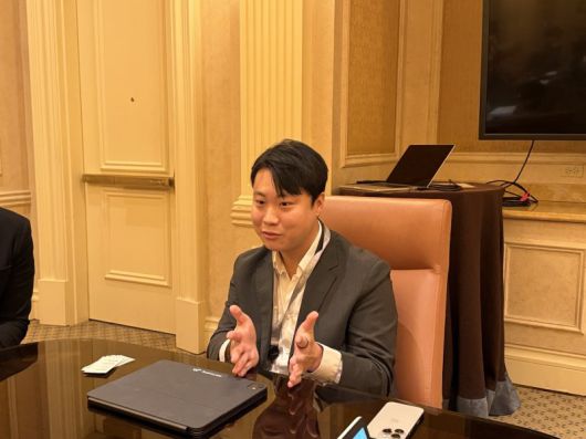 이재성 트웰브랩스 대표가 1일(현지 시간) AWS '리인벤트 2025'가 열리고 있는 미국 라스베이거스 베네시안 엑스포에서 기자들과 만나 인터뷰하고 있다. 사진=주원규 기자