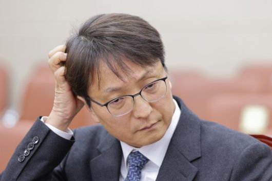 박대준 쿠팡 대표이사가 2일 서울 여의도 국회 과학기술정보방송통신위원회에서 열린 쿠팡 침해사고 관련 현안 질의에서 생각에 잠겨 있다. 2025.12.2/뉴스1 ⓒ News1 신웅수 기자 /사진=뉴스1