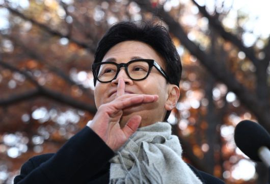 한동훈 국민의힘 전 대표가 지난 3일 오후 서울 여의도 국회 경내에서 열린 12.3 비상계엄 1주년 기자회견에서 지지자들에게 정숙할 것을 요청하고 있다. 사진=뉴시스