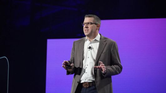 4일(현지시간) 미국 라스베이거스 베네시안 엑스포에서 열린 'AWS 리인벤트(re:Invent) 2025' 기조연설에서 데이브 브라운 EC2 부문 부사장이 발언하고 있다.