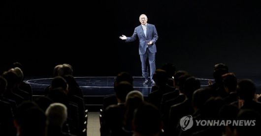 정의선 현대차그룹 회장이 5일 경기도 용인 기아 비전스퀘어에서 열린 기아 80주년 기념식에서 발언하고 있다. 연합뉴스.                                  정의선 현대차그룹 회장이 5일 경기도 용인 기아 비전스퀘어에서 열린 기아 80주년 기념 행사를 마치고 취재진 질문에 답하고 있다. 뉴시스.