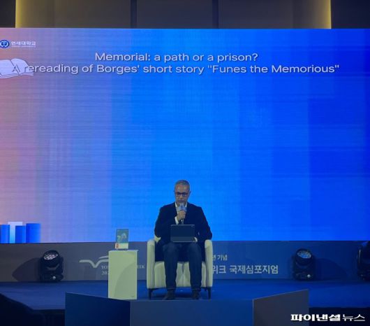 2025 연세노벨위크 국제심포지엄에서 기조강연 중인 카멜 다우드.사진=홍채완 기자