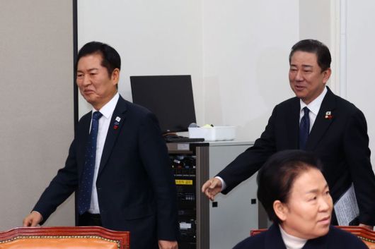 더불어민주당 정청래 대표와 김병기 원내대표가 5일 서울 여의도 국회에서 열린 최고위원회의에 참석하고 있다. 사진=서동일 기자