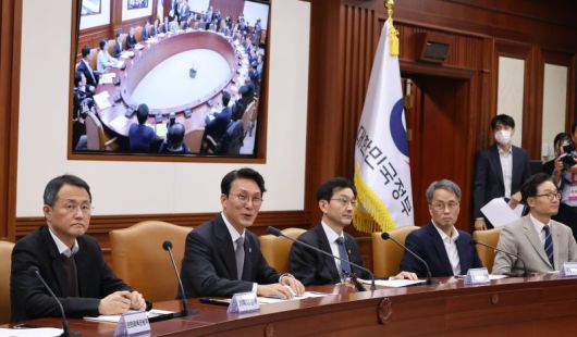 김민석 국무총리가 서울 종로구 정부서울청사에서 열린 헌법존중 정부혁신 TF 간담회에 참석해 발언하고 있다. 뉴시스