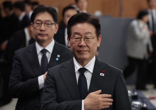 이재명 대통령이 5일 충남 천안시 한국기술교육대학교에서 열린 '충남의 마음을 듣다' 타운홀미팅에서 국민의례를 하고 있다. 사진=대통령실통신사진기자단