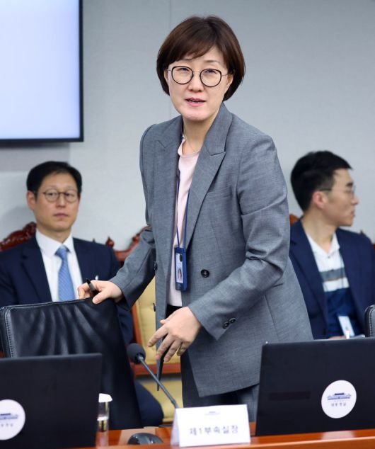 김현지 대통령실 제1부속실장이 2일 서울 용산 대통령실 청사에서 열린 수석보좌관회의에 참석하고 있다. 뉴시스