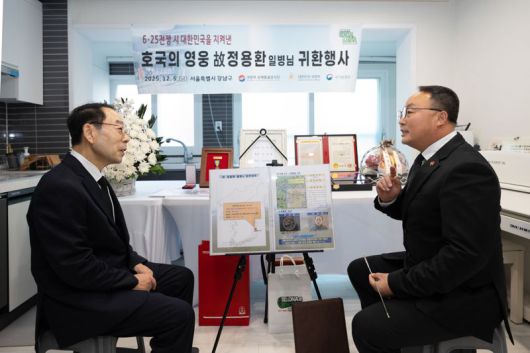 5일 조해학 국방부유해발굴감식단장 직무대리(육군 중령)가 행사에 참석한 유가족에게 고 정용환 일병의 참전경로, 전사통지서, 유해의 발굴과정 등을 설명하고 있다. 국방부 제공                                  5일 조해학 국방부유해발굴감식단장 직무대리(육군 중령)가 행사에 참석한 유가족에게 고 정용환 일병의 참전경로, 전사통지서, 유해의 발굴과정 등을 설명하고 있다. 국방부 제공                                  2005년 3월 경상북도 포항시 북구 흥해읍 학천리 도음산 정상에서 발굴한국군 제3사단 소속의 고(故) 정용환 일병의 유해.