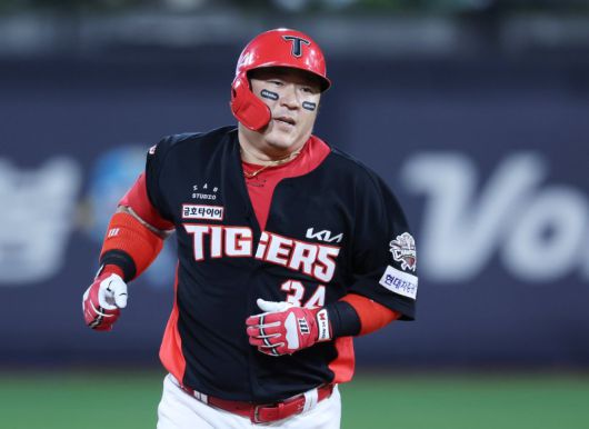 20일 오후 수원KT위즈파크에서 열린 2025 신한 SOL뱅크 KBO리그 KT위즈와 KIA 타이거즈의 경기에서 KIA 최형우가 6회초 2사 2루 상황 KT 원상현 상대로 2점 홈런을 때린 뒤 홈으로 향하고 있다.뉴스1