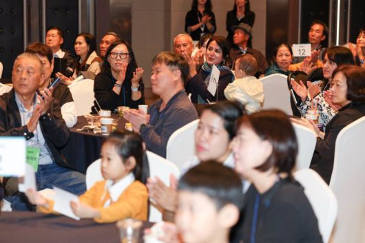 '다문화가족 부모초청 환영행사'에 참여한 다문화가족이 전통공연을 보고 있다. /사진=뉴스1