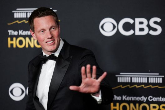 미국 미디어 기업 파라마운트 스카이댄스의 데이비드 엘리슨 최고경영자(CEO)가 지난 7일(현지시간) 미국 워싱턴DC의 존 F. 케네디 센터에 입장하고 있다.로이터연합뉴스