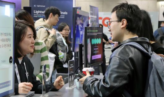 네이버클라우드 관계자가 해외 AI 연구자들에게 팀네이버의 AI 경쟁력을 소개하고 있다. 네이버클라우드 제공