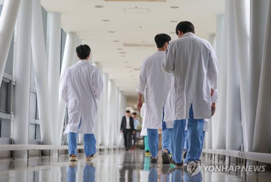 서울 한 대학병원에서 의료진들이 이동하고 있다. 연합뉴스