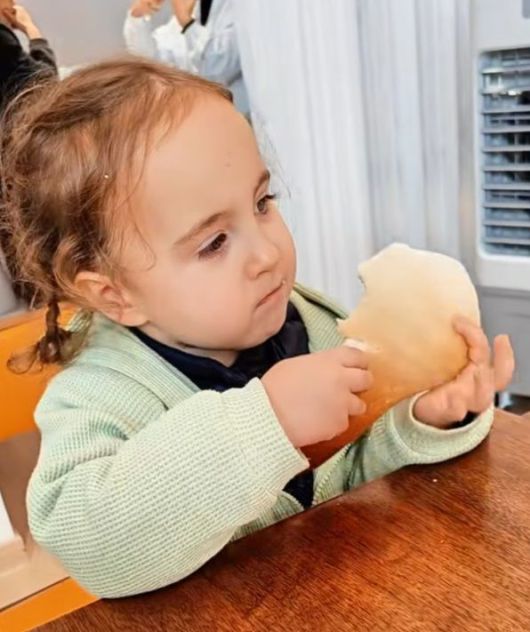 중국인 부모 밑에서 백인의 외모를 가진 아기가 태어나 화제다. 출처=SCMP, 더우인