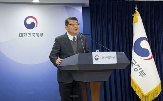 김경우 과학기술정보통신부 전파정책기획과장이 10일 서울 종로구에 위치한 정부청사에서 '이동통신 주파수 재할당 세부 정책방안'을 발표하고 있다. 사진=최혜림 기자