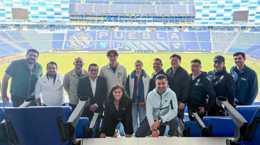 한국 대표팀을 이끌고 2026 북중미 월드컵에 나서는 홍명보 감독(뒷줄 왼쪽 다섯 번째)이 베이스캠프 후보지로 거론되는 멕시코 푸에블라 콰우테모크 스타디움에서 관계자들과 기념 촬영하고 있다. 카를라 로페스 말로 푸에블라 관광부 장관 엑스(X) 캡처·연합뉴스