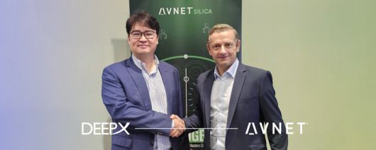 왼쪽부터 김녹원 딥엑스 대표, 토머스 포이 아브넷 실리카 공급업체 관리 부사장이 파트너십 체결 후 기념촬영을 하고 있다. 딥엑스 제공