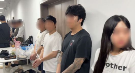 코리아 전담반과 현지 경찰이 캄보디아 스캠 단지에서 범죄조직 혐의자 51명을 검거했다. 경찰청 제공
