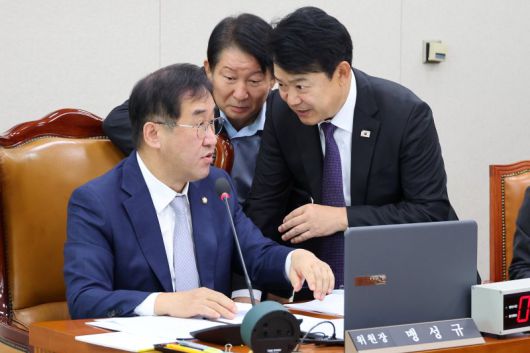 맹성규 위원장과 더불어민주당 간사인 복기왕 의원, 국민의힘 간사인 권영진 의원이 10일 국회에서 열린 국토교통위원회 전체회의에서 대화를 나누고 있다. 연합뉴스