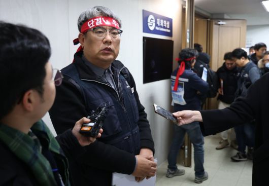 김태균 민주노총 공공운수노조 서울교통공사노조위원장이 11일 서울 성동구 서울교통공사 본사에서 열린 서울지하철 노사 임금교섭 본회의 정회로 회의실을 나서며 취재진 질문에 답하고 있다. 연합뉴스