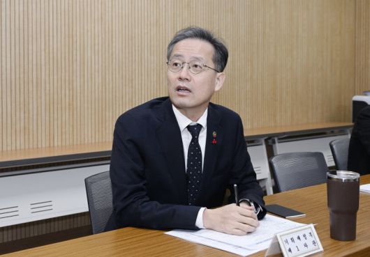 이형일 기획재정부 차관이 11일 세종시 정부세종청사에서 화상으로 열린 '거시경제금융회의'에서 발언하고 있다. 뉴시스