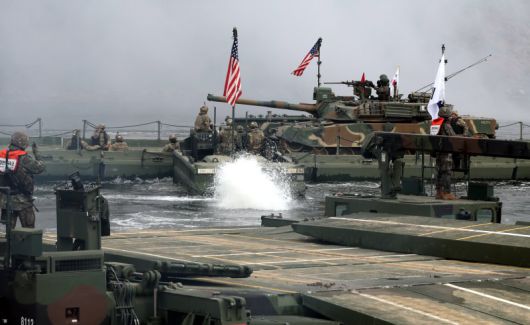 지난 3월 20일 경기도 연천군 임진강 일대 석은소 훈련장에서 열린 한미 연합 제병협동 도하훈련에서 미군 RBS가 K1E1전차의 도하를 지원하고 있다.뉴스1