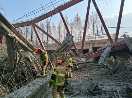 11일 오후 광주 서구 치평동의 광주대표도서관 붕괴 사고 현장에서 출동한 구조대원들이 매몰자 수색·구조 작업을 벌이고 있다. 사진=소방청 제공