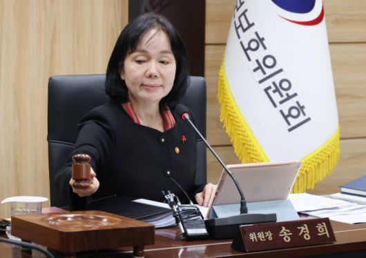 [서울=뉴시스] 김명원 기자 = 송경희 개인정보보호위원회 위원장이 10일 서울 종로구 정부서울청사에서 열린 개인정보보호위원회(개인정보위) 제26회 위원회 전체회의에 참석해 의사봉을 두드리고 있다. 2025.12.10. kmx1105@newsis.com /사진=뉴시스