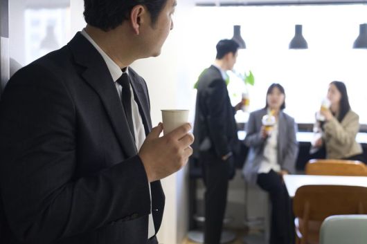 연륜으로 회사생활을 버티는 시대는 끝났다. 인공지능(AI) 플랫폼을 얼마나 잘 활용하느냐가 업무능력의 척도가 되어가고 있다. 회의시간에 못 알아 듣는 IT용어들이 많아진다면 공부해야 한다. 배우지 않고 버티기만 한다면, 회사에서의 설자리는 좁아질 수밖에 없다는 게 전문가들의 경고다. /게티이미지뱅크