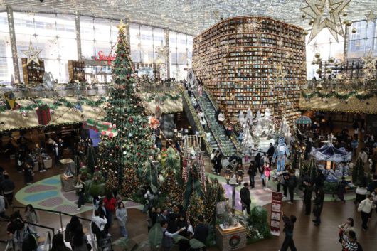 연말을 맞아 크리스마스 분위기를 만끽할 수 있는 명소에 관광객들의 발길이 이어지고 있다. 주말 서울 강남구 코엑스 별마당도서관에서 시민들이 초대형 크리스마스트리를 즐기고 있다. 사진=박범준 기자