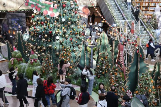 연말을 맞아 크리스마스 분위기를 만끽할 수 있는 명소에 관광객들의 발길이 이어지고 있다. 주말 서울 강남구 코엑스 별마당도서관에서 시민들이 초대형 크리스마스트리를 즐기고 있다. 사진=박범준 기자