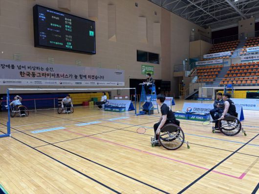 장애인배드민턴 대회 중 휠체어(WH1-WH2 남자복식) 경기 모습. KT스카이라이프 제공