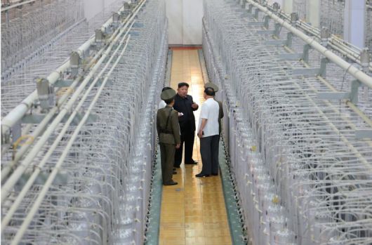 김정은 북한 노동당 총비서가 핵무기연구소와 '무기급 핵 물질 생산 기지'를 찾은 모습. 노동신문/ 뉴스1