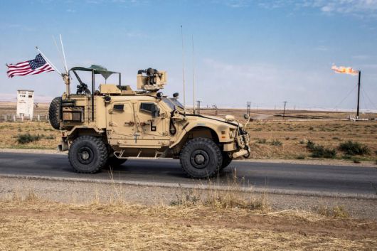 2019년 10월 28일 시리아 유전 지대에서 촬영된 미군 순찰 차량.AP연합뉴스