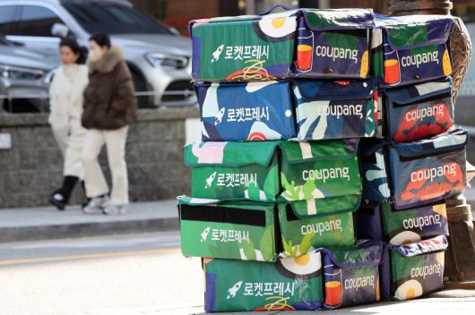 서울 중구 한 빌딩 앞에 쿠팡 배송박스들이 쌓여 있다. 뉴스1