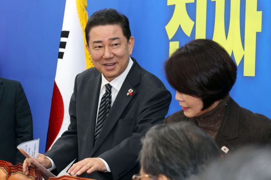 더불어민주당 김병기 원내대표가 16일 국회에서 열린 원내대책회의에 참석하고 있다. 사진=서동일 기자