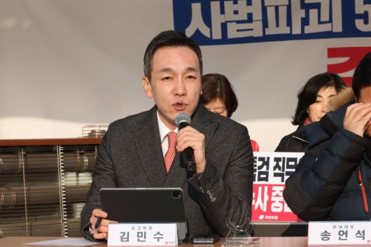 김민수 국민의힘 최고위원이 15일 서울 여의도 국회 본관 앞에 마련된 천막 농성장에서 열린 최고위원회의에서 발언하고 있다. 사진=박범준 기자