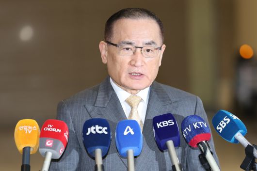 위성락 국가안보실장이 한미 정상회담 후속 조치 방안 논의를 위해 16일 인천국제공항 2터미널을 통해 미국으로 출국하며 취재진 질문에 답하고 있다. 사진=연합뉴스